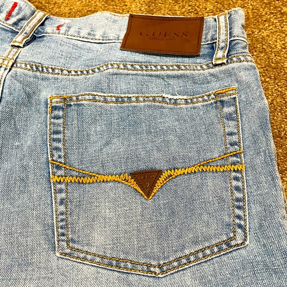 BEAUTIFUL PAIR OF GUESS LIGHT INDIGO WASH DISTRESSED DENIM JEAN SHORTS SIZE 33W! - Picture 6 of 16